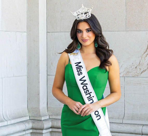 Katie et Ryan Harnetiaux devant le Hall d’honneur de Gonzaga